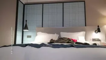 甜美白皙妹子，脱掉内裤骑坐身上露大白屁股，口交抽插猛操骑坐自己动