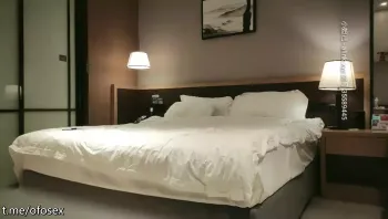 肌肉佬探花 牛仔裤胸上纹身妹子啪啪，按着腿手指扣逼口交上位骑坐大力抽插猛操