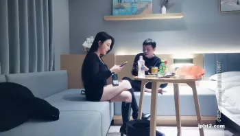 文轩探花 黄先生代班，大胸粉嫩摁倒在床舔，娇喘魅惑物超所值