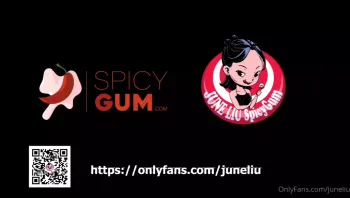 美好的早晨被两个好奇的亚洲室友吵醒了。