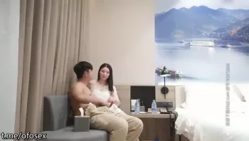 小宝寻花气质不错白帽子大奶长腿妹子，舌吻摸奶调情洗完澡后入骑乘猛操，性感大屁股上下套弄