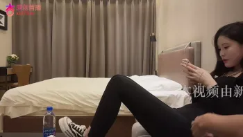 酒店约炮05年东北小美女粉嫩小胸不停在床上发出声音