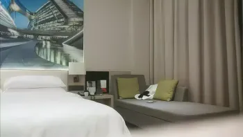 这位局外人屁股漂亮，非常性感。她穿着开裆丝袜，扭动屁股让别人操她