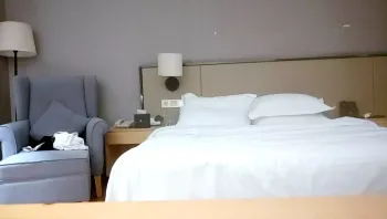 175 厘米美丽成熟女士陪护，非常迷人，喜欢被舔阴部的感觉，高潮时喘息！