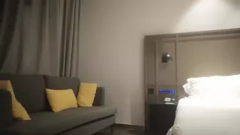 探花大神老王 约炮吊带白裙气质沙发调情干到床上