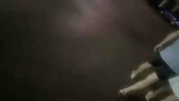 金三角探花 挑了个嫩妹子带回房间，扛起双腿之间操，没搞几下就缴枪了