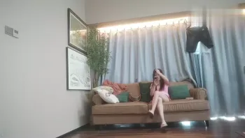 探花大神老王 酒店约炮 高价约出饭店服务员身材苗条口活到位，配合度很高，搞得她淫水直流