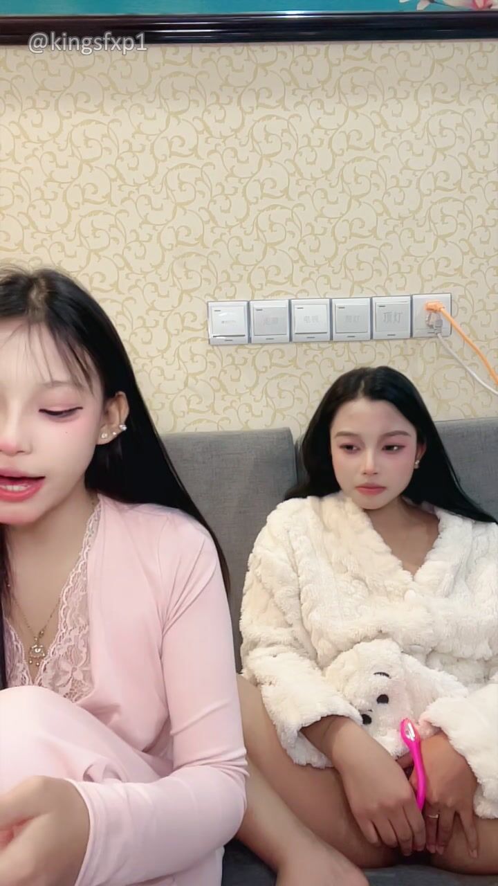 嫩妹【菲菲每天都饿】少女之心 携闺蜜一起 全裸自慰秀 极品身材大奶嫩穴 高能无尿点 (3)