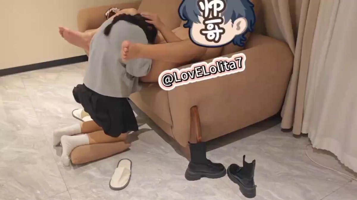 调教150女大粉丝，一开始很抗拒，最后还是把舌头伸进了屁眼，然后自己就湿了。太骚了，简直天生母狗，男朋友还在等她逛街  (2)