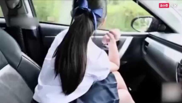 开车带高中jk制服学生妹车震