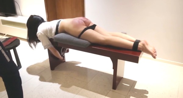 sm 打屁股  鞭抽 屁股都烂了 心疼妹子