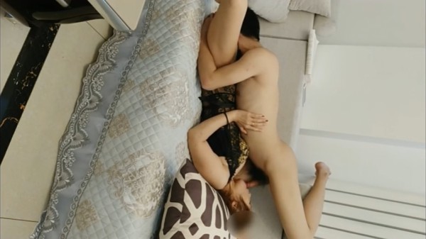 母子乱伦，骚妈和儿子沙发上互舔，后面儿子要求从后面操逼，骚妈趴着翘起屁股，让儿子插进去，还让插慢点，鸡巴太大，