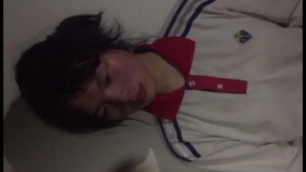 校园暴力，暴打再把小女生衣服全脱了，还让保证不报警
