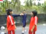 【校园暴力】 广东某学生放学后，脱光衣服扭打在一起