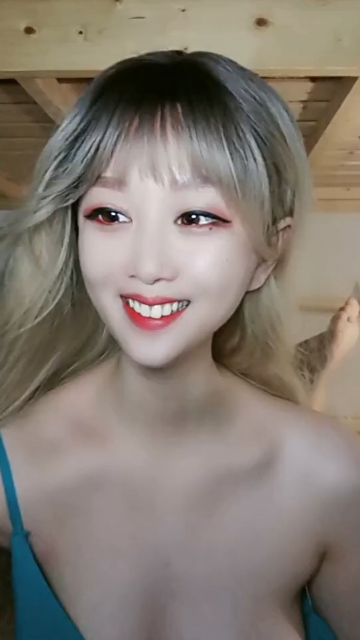 工厂宿舍和男友直播赚外快1