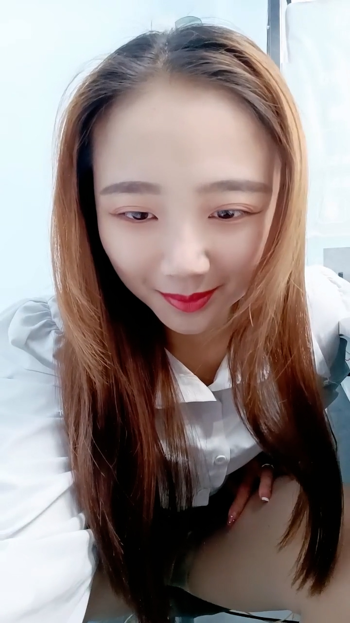 风骚的美容店女老板全程露脸大秀撩骚，自己抠逼玩弄搞的骚穴淫水泛滥伺候小哥大鸡巴深喉，无套抽插主动上位-xj