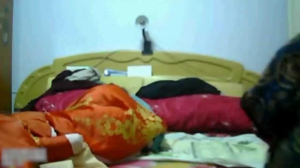 《吊炸天秘?经典事件》绝版资源曾轰动全网的山西祖孙三代家中乱搞3P---xj