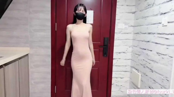 小粉穿上粉色连衣裙，在酒店约啪粉丝，无剧情纯爱爱