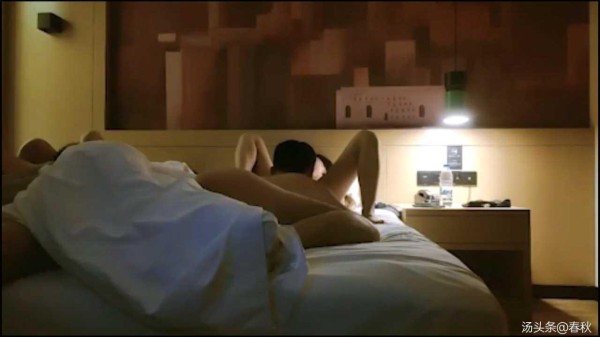 22_第一次约良家换妻4P，吃奶玩逼69口交，人妻太骚直接往男主嘴里尿尿，主动上位抽插