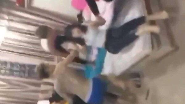 【初中生4P】被捉奸在床，校园暴力一触即发