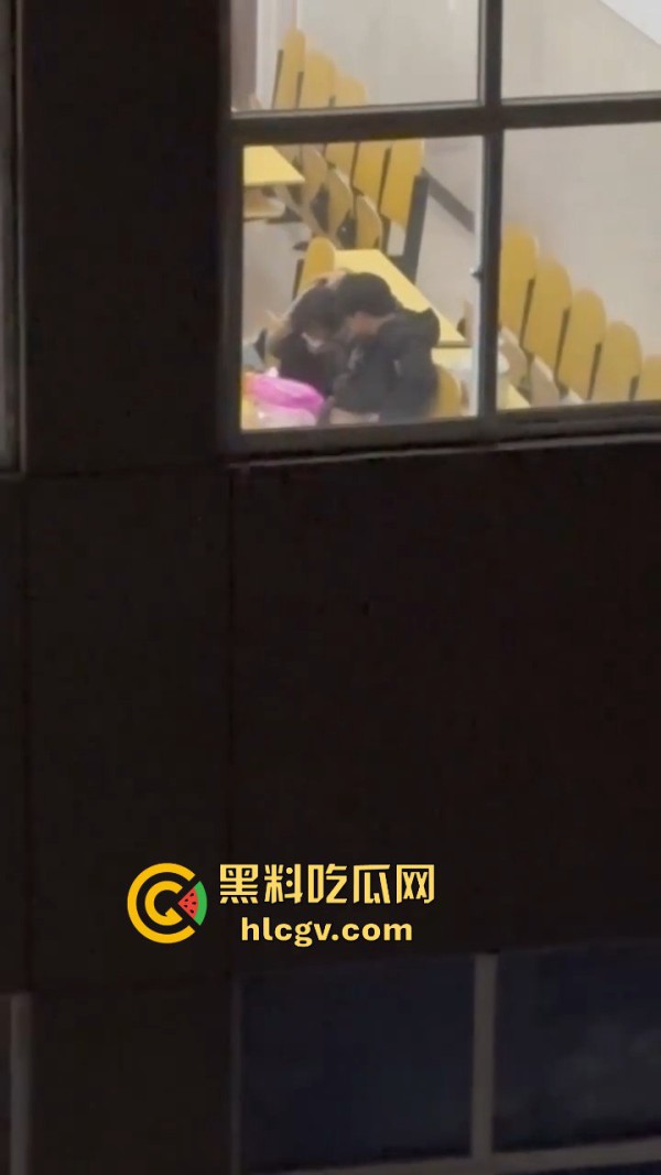 石家庄工程学院晚自习后上小伙直接操起女同学嘴！教室秒变舔活儿课堂，女同学趴在课桌下给小伙猛吹！