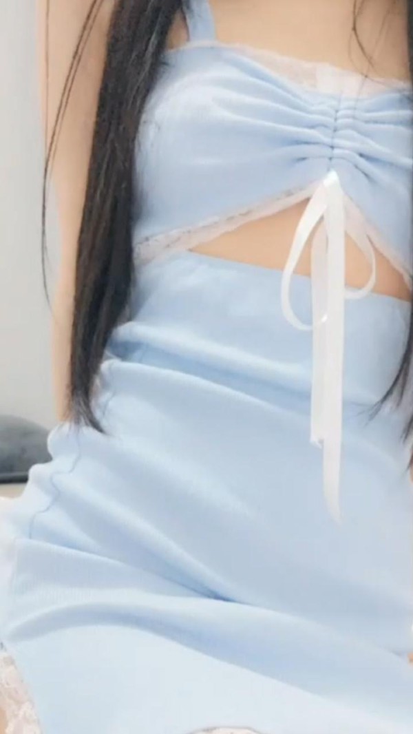 连衣裙一线天自摸!