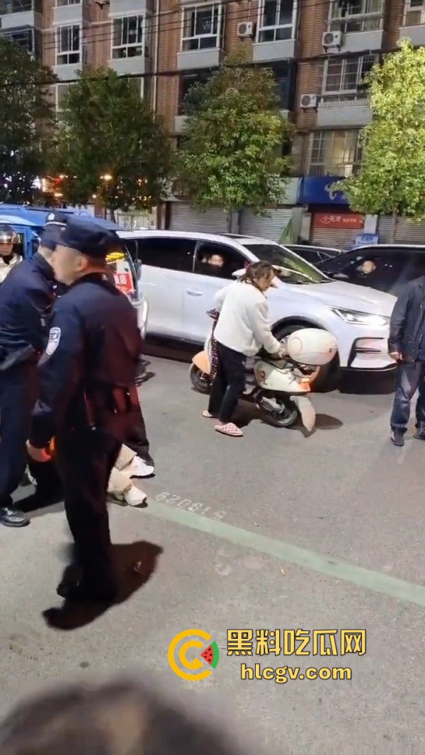 绵阳虎大姐吵架吵到直接抢警察枪！姐这是看电影看上头了？真把自己当女主角了吧！