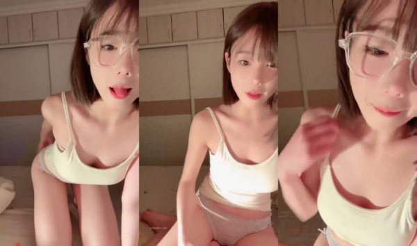 最顶尖极品校花女神回归【小思思要吃糖】饱满大咪咪 雪白大长腿 罕见露穴掰穴 (5)