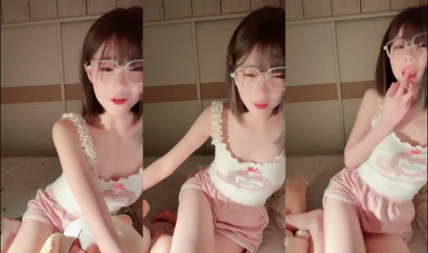 最顶尖极品校花女神回归【小思思要吃糖】饱满大咪咪 雪白大长腿 罕见露穴掰穴 (3)