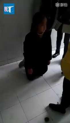 校园暴力，社会女强迫女孩跪着抽耳光！