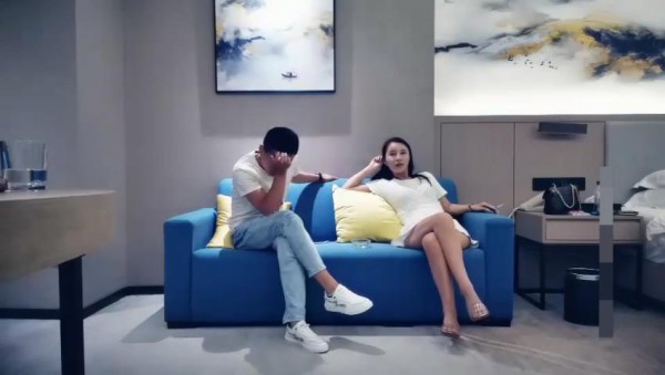 草莓修车 - 白衣长腿妹子