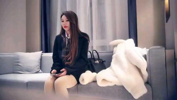 穿JK的美女大学生出来卖！穿上黑丝更美了！