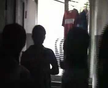 校园暴力事件，把同学堵在宿舍里殴打，还有男的录视频。