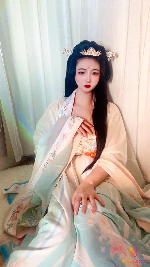 【E奶波霸】汉服小姐姐插跳蛋高潮!