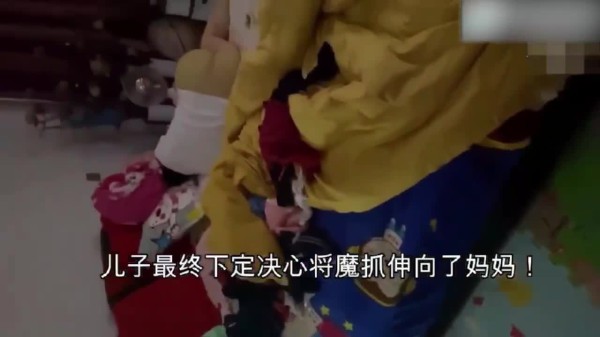 （巅峰乱伦）上完妈妈后！找网友和妈3p！后面还趁小姨子醉酒，反正都做了。一起上！30!-精品力荐-xj