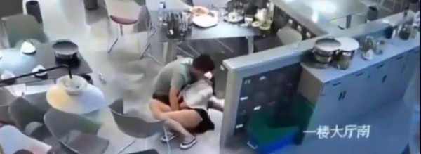 服务小妹被客人当场扣扣