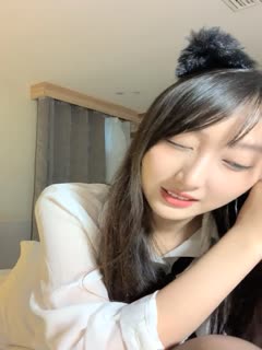 近期全网下海最极品青春漂亮的女神，偶像明星般的9分顶级颜值，大大的眼睛炯炯有神_还有极品长腿高挑的身材，黑丝好评