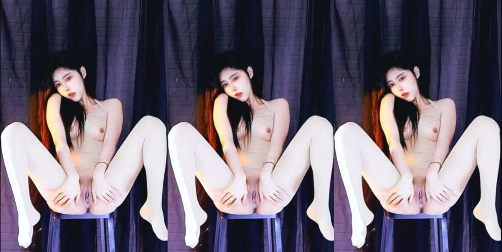 虎牙顶尤颜值天花板极品女神【温情兔】土豪万元定制，珍珠入穴游走掰穴，销魂裸舞