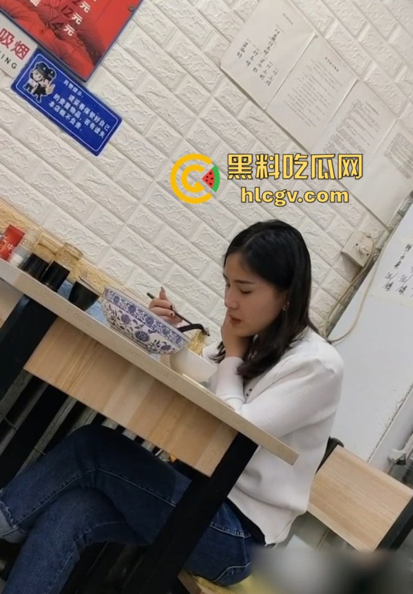 重口慎入！马鞍山露屌狂魔震惊全场，街射战神药店、奶茶店、饭馆轮番表演甩屌，小姐姐都吓傻了！
