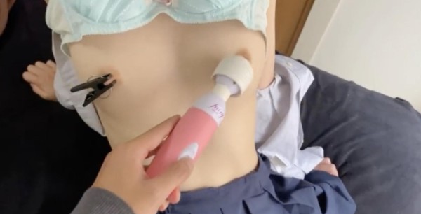 享受女学生制服带来的身体燥热，一边拍摄人体结构