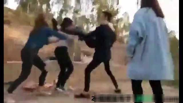 校园暴力，女孩被扒光衣服群殴