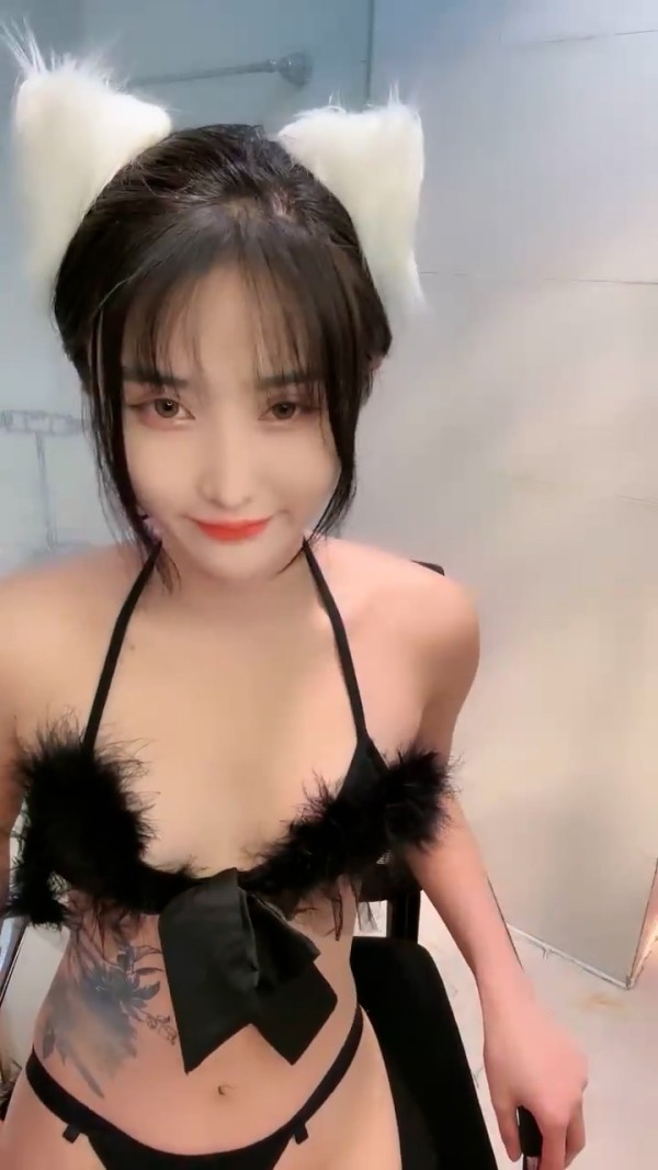烈焰红唇漂亮小姐姐！翘起内衣单腿网袜！蹲着抓屌吸吮，扒开内裤自慰，假屌抽插一脸享受
