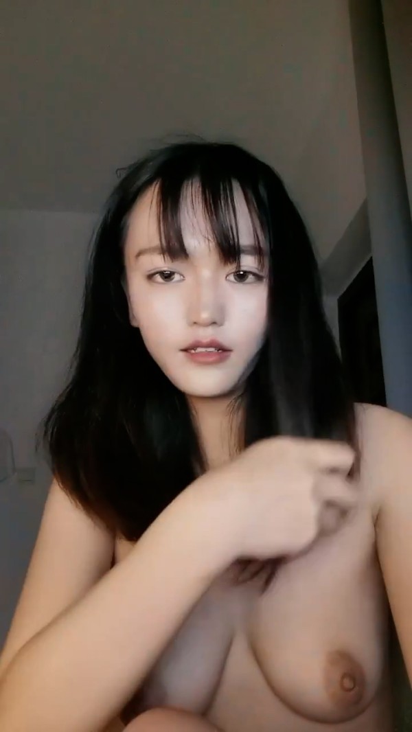 笑起来超甜小姐姐！新人下海大尺度！假屌大黑牛双管齐下，从下往上视角，翘起屁股后入，低低呻吟
