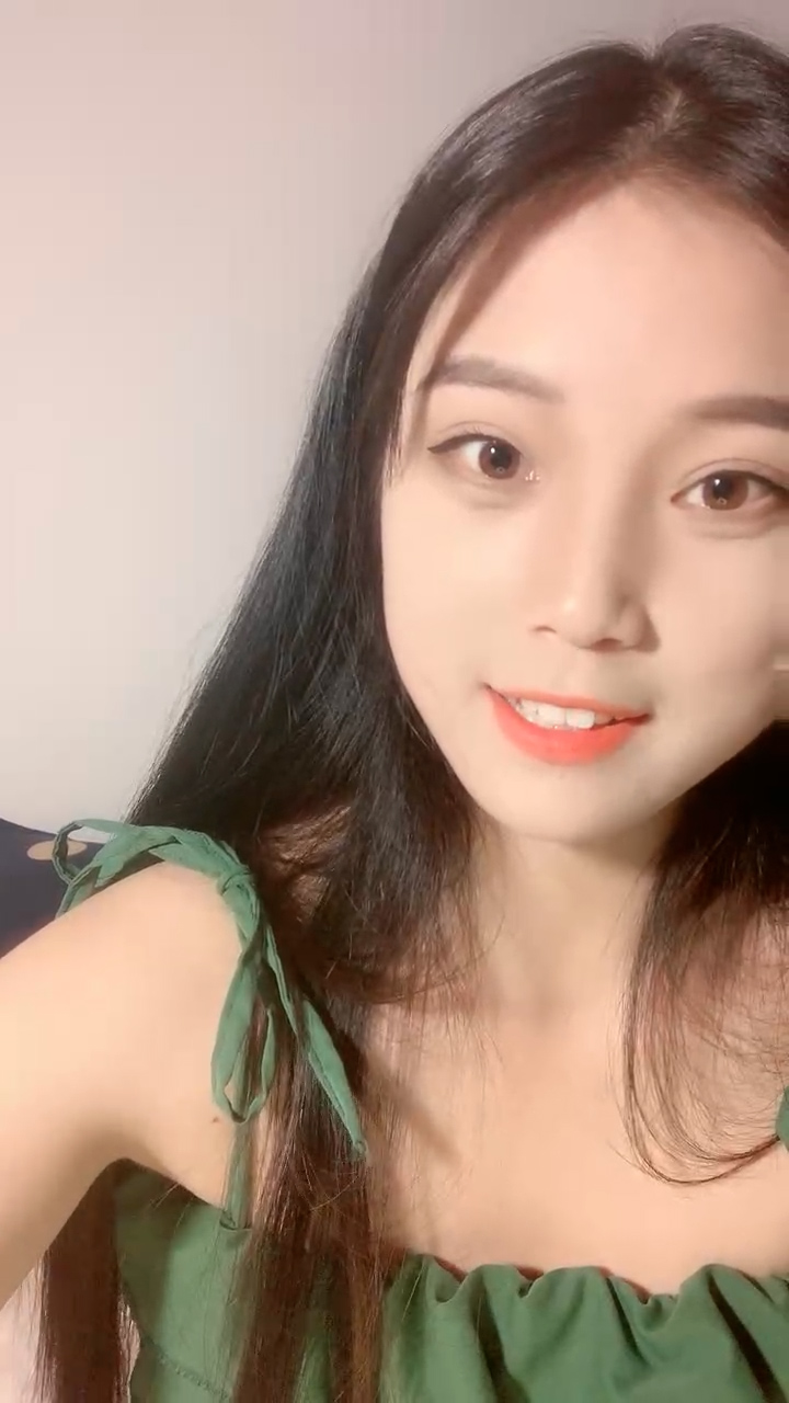 大学甜美学妹！近期下海性格活泼！收费房小秀一波，撩起衣服贫乳，骚穴特写，翘起屁股摇摆..
