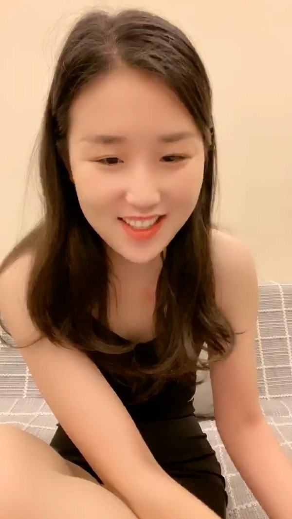 文静甜美小姐姐！被炮友各种玩弄！黑丝大长腿，手指扣多毛嫩穴，沙发上骑坐抽插，不尽兴振动棒伺候